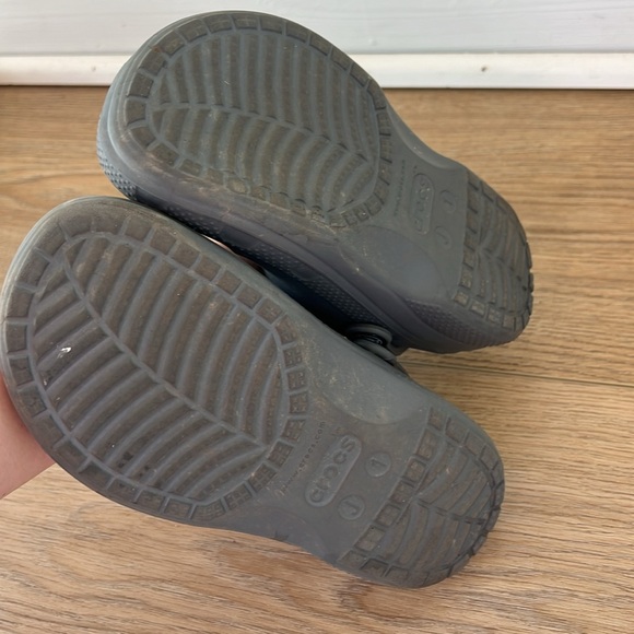 Crocs fuzzy interior. Grey. Size 1 kids - Picture 2 of 6